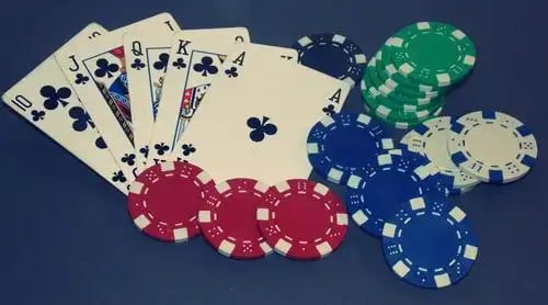 Tangkapan layar aplikasi mpo8821 yang menampilkan permainan slot Aviator, Sweet Bonanza, dan Gates of Olympus